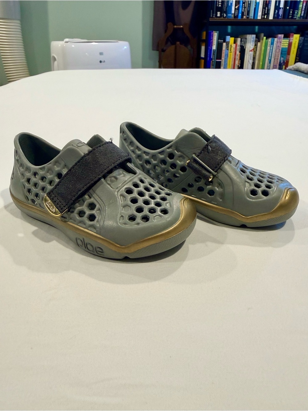 Plae Shoes Mimo Boys 9 Girls Water Slate Hook and Loop EVA Summer Beach Pool